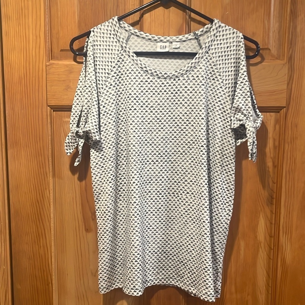 Gap women’s soft spun cold shoulder sleeve top size small .